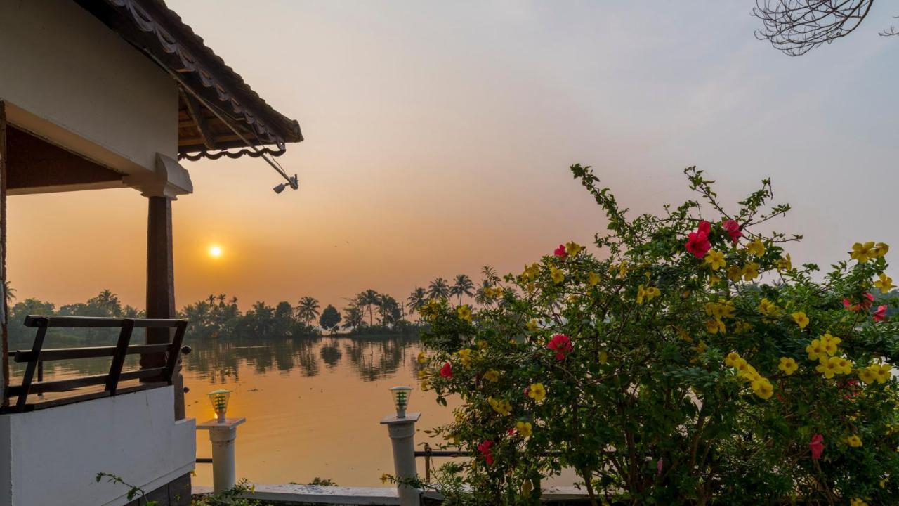 Warmth Lake Haven Alappuzha Luaran gambar